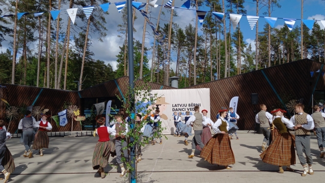 Attēls: Latvju bērni danci veda Jūrmalā svētku dalībnieki