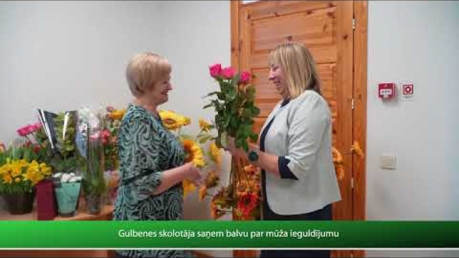 Sākumskolas skolotāja Ināra Aleksandrova saņem Draudzīgā aicinājuma fonda balvu