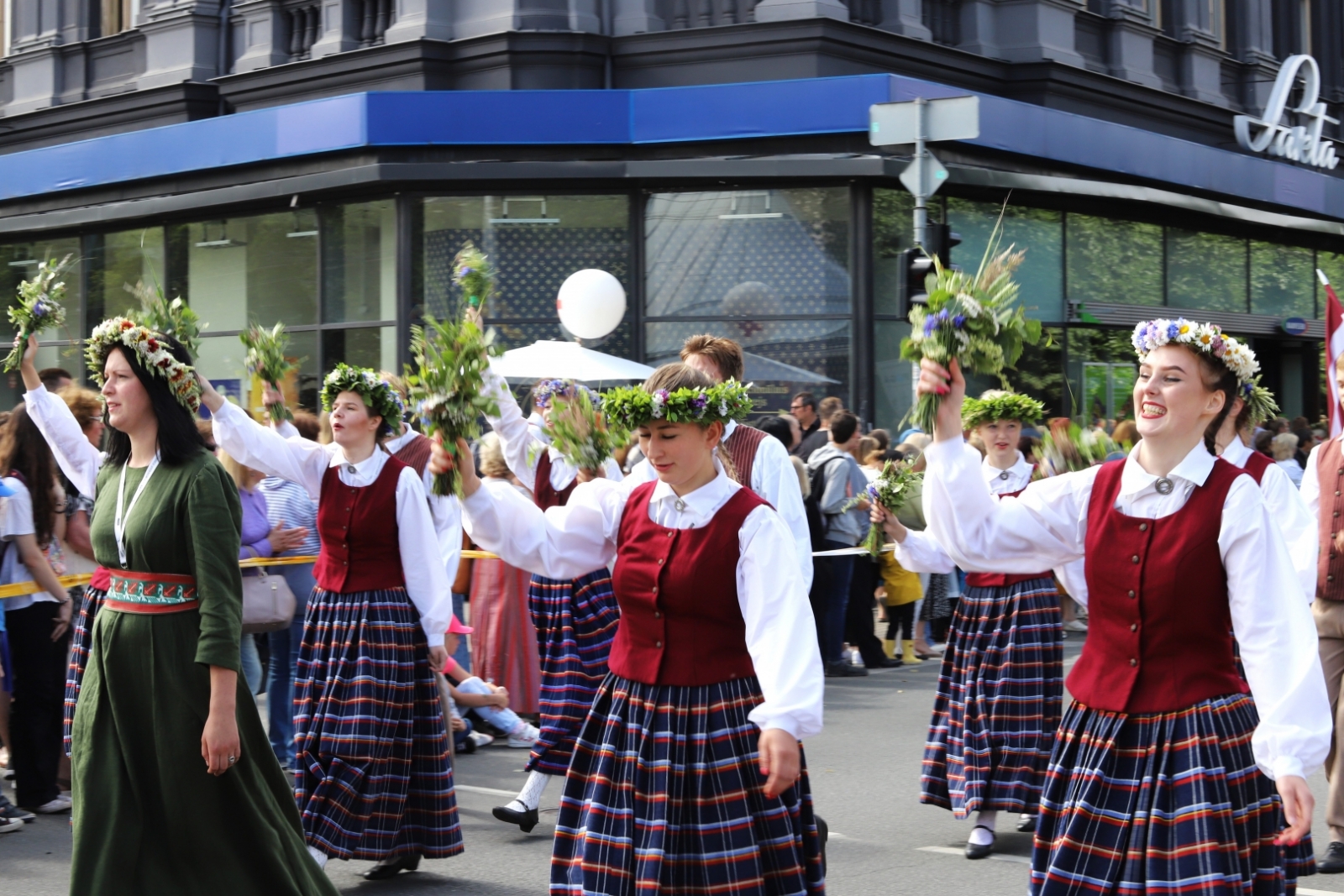 Attēls: Gulbenes novada dalībnieki dižojas Dziesmu un deju svētku gājienā