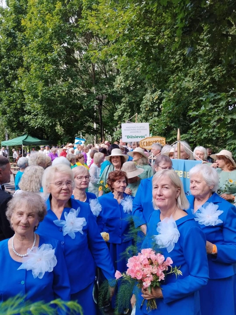 Piedalās 6. Latvijas Senioru sadziedāšanās svētkos