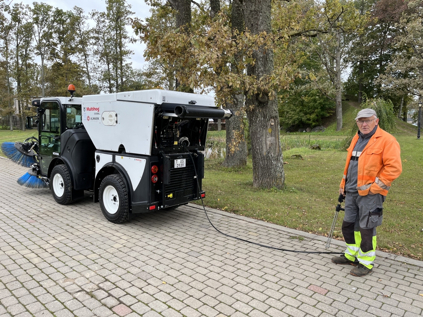 Attēls: Gulbenes Labiekārtošanas iestādei piegādāta jauna komunālā mašīna