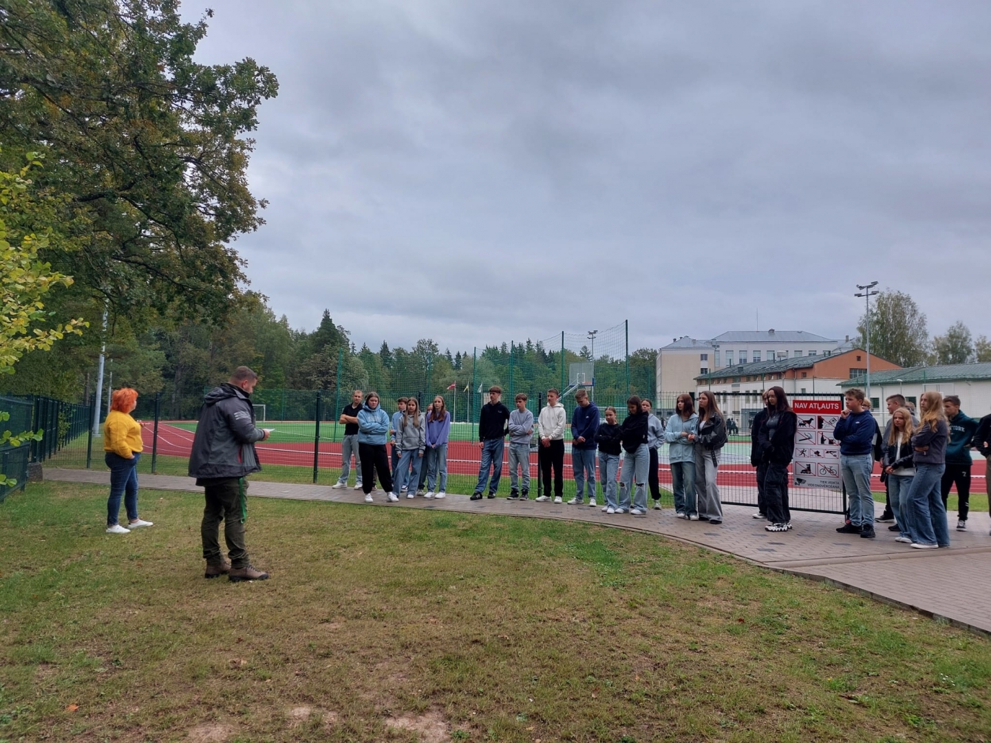 Attēls: jaunieši “Meža dienu 2024” ietvaros veido parka ārmalas apstādījumus