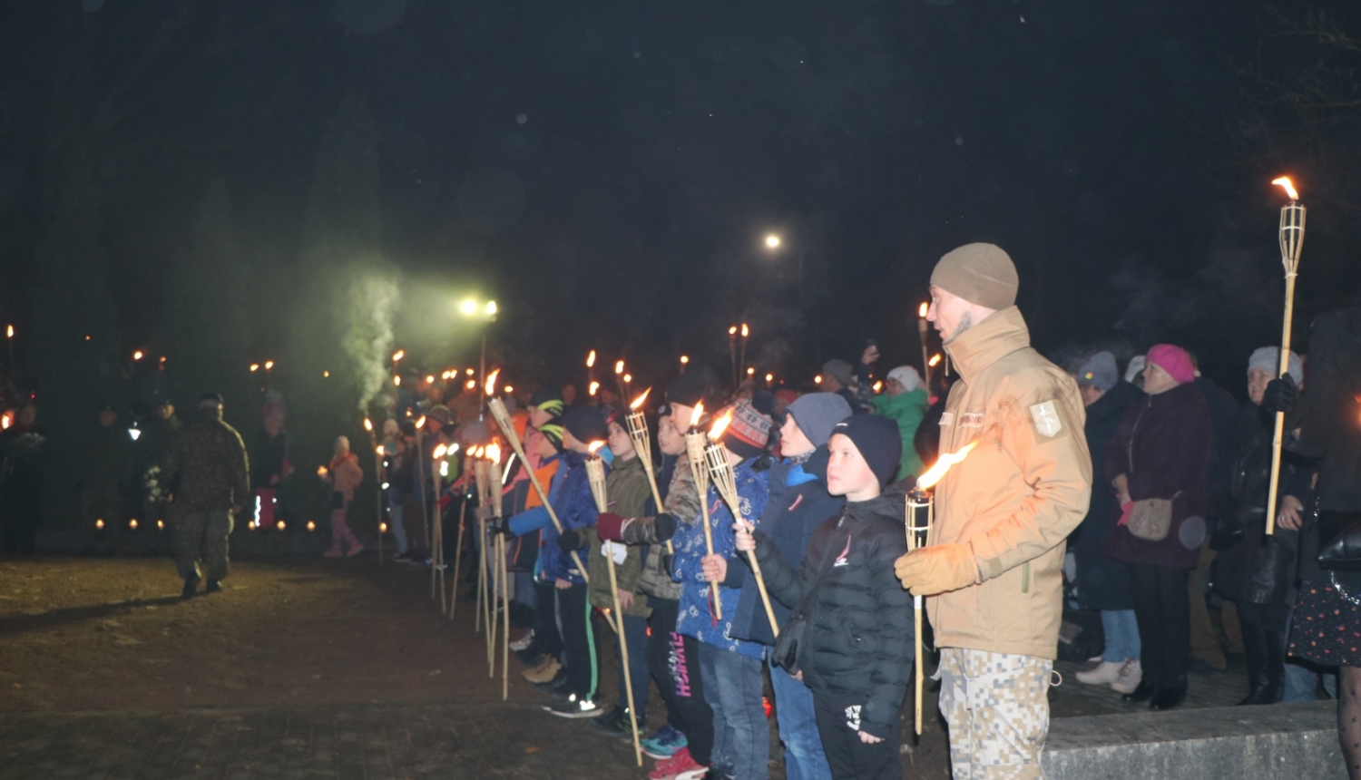 Lāpu gājiens Gulbenē pulcē lielu skaitu iedzīvotāju